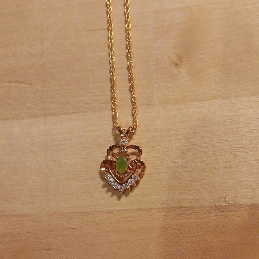 Elegant Gold and Green Pendant Necklace